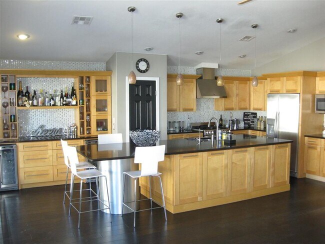 Foto del edificio - Beautiful and Highly Upgraded Seven Hills Home with Upgraded Pool