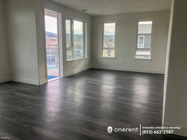 Building Photo - 5933 Sunstone Dr