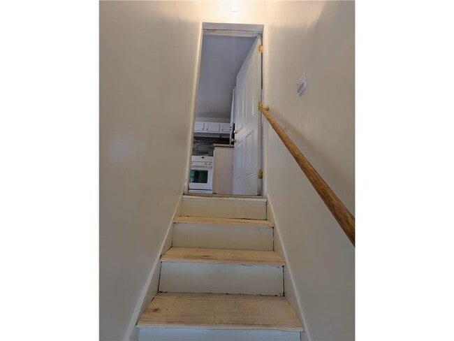 Building Photo - 947 6th St E