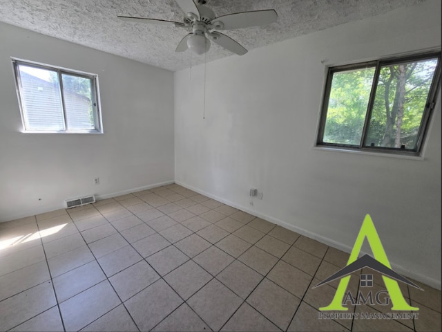 Foto del edificio - 9811 E 24th St