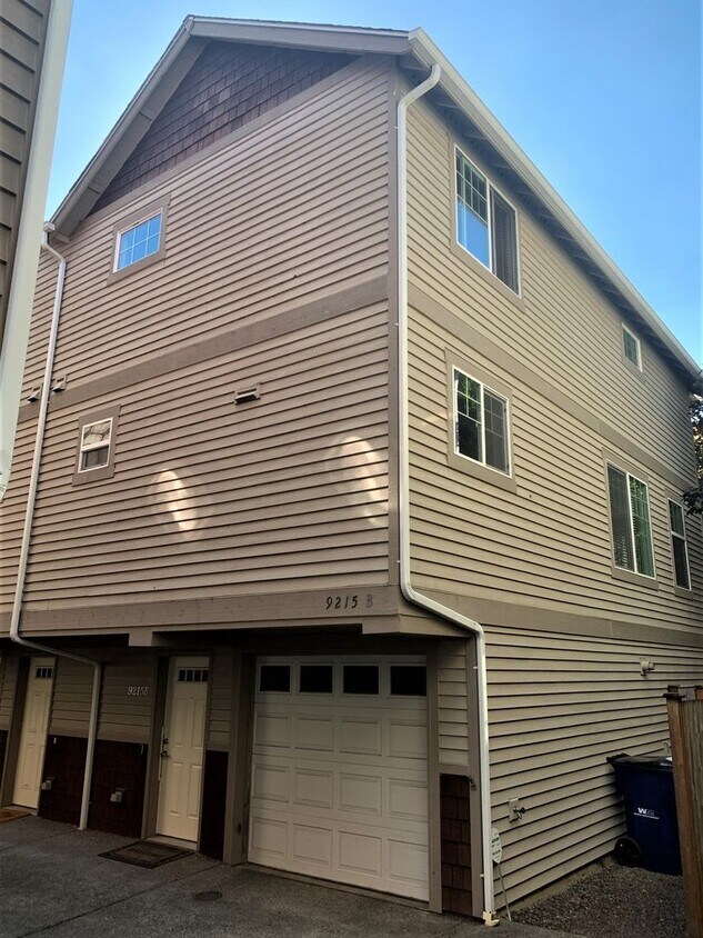 Foto principal - Lovely, Spacious 3 bed/2.5 bath townhome i...