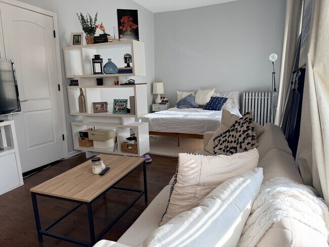 Foto del edificio - Sun-Drenched Logan Square Studio | 1 Block to California Blue Line