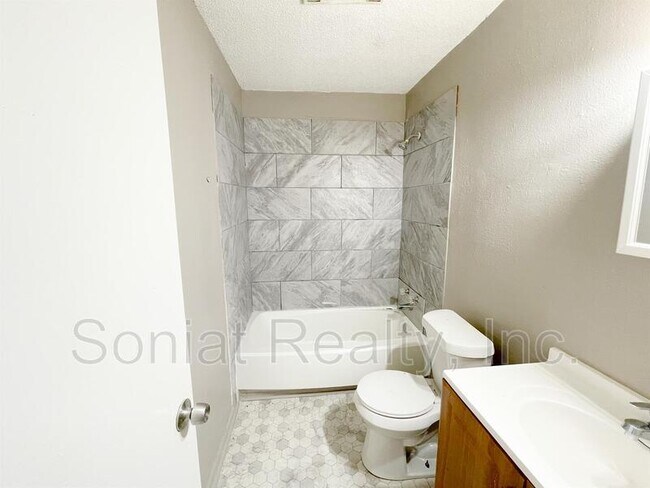 Foto del edificio - 15510 Dwyer Blvd