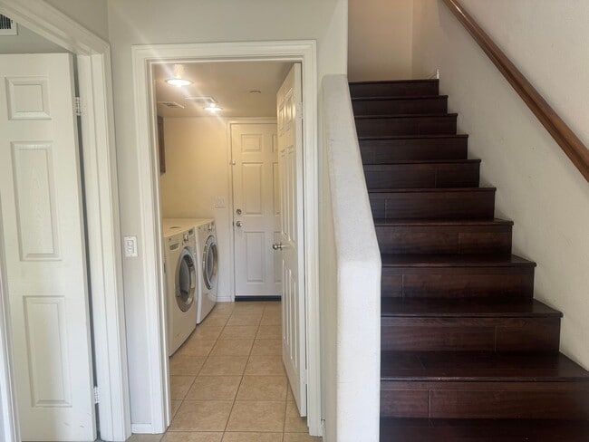 Building Photo - ONE MONTH FREE RENT! Beautiful 4 bedroom, ...