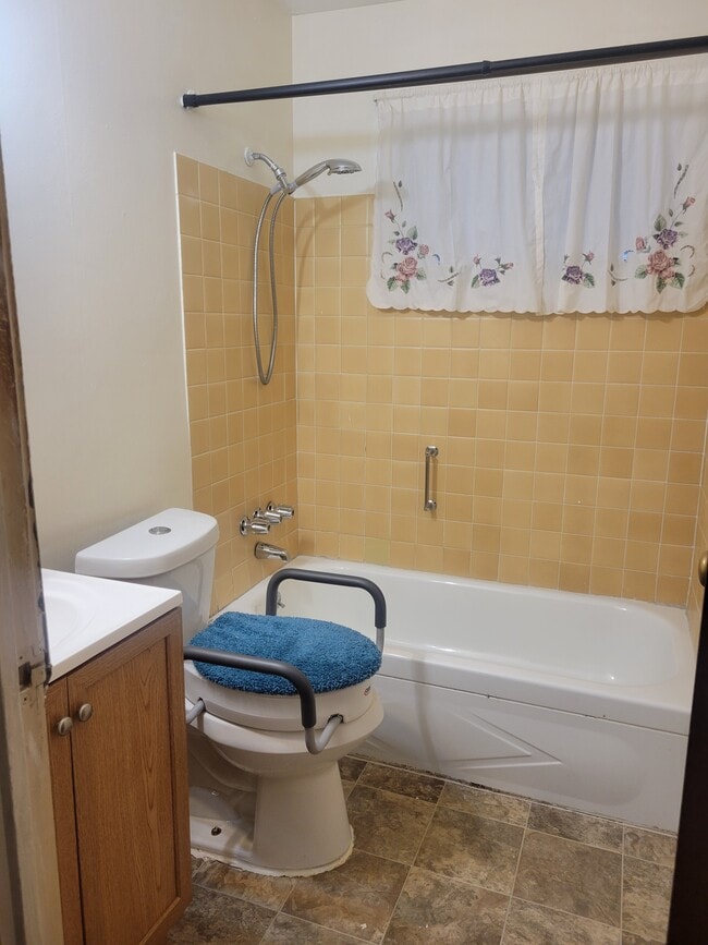 Building Photo - 1323 Brentnell Ave