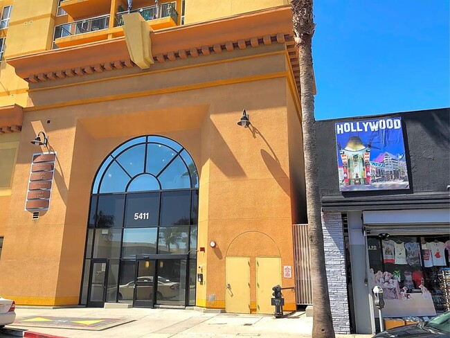 Building Photo - 5411 Hollywood Blvd