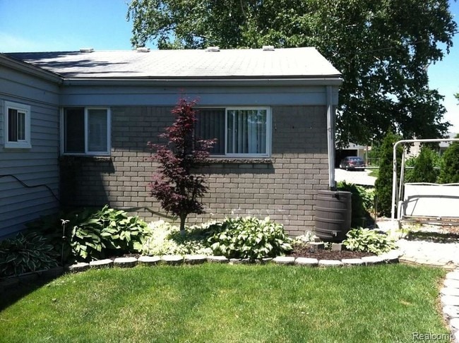 Building Photo - 33110 Fraser Ave