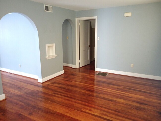 Foto del edificio - Two Bedroom One Bath Apartment Within Walk...