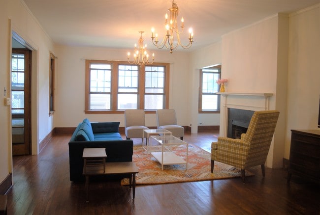 Building Photo - 907 S Busey Ave