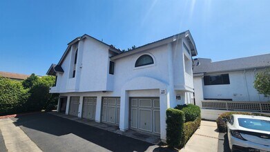 Building Photo - 532 1/2 Via De La Valle