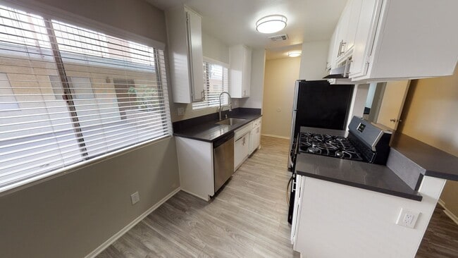 Foto del interior - 12617 OXNARD || Unique TWO LEVEL APT available!