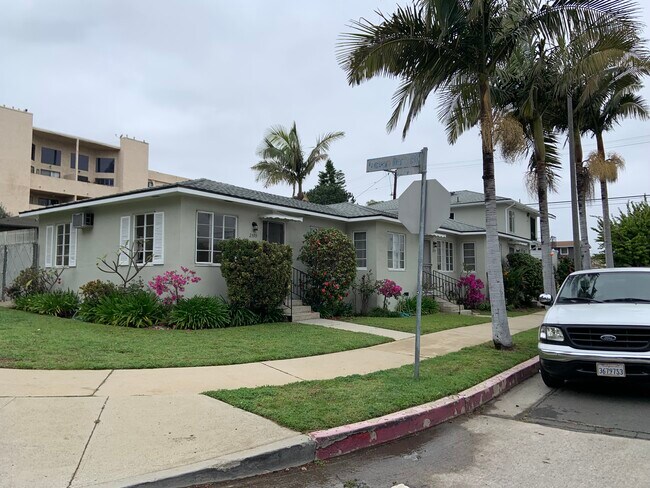 Building Photo - 2599 Wellesley Ave