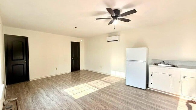 Foto del edificio - 3102 E Plum St