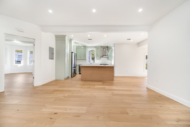 Building Photo - 11 Knollin St