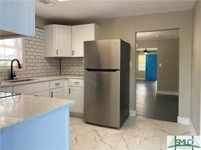 Building Photo - 1000 W 53rd St