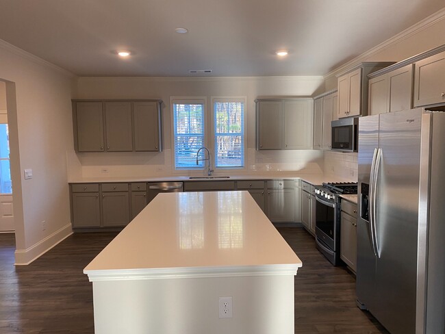 Foto del edificio - Modern 3-Story Townhome Near Woodstock High & Middle School