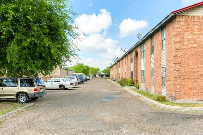 Building Photo - Heritage Manor