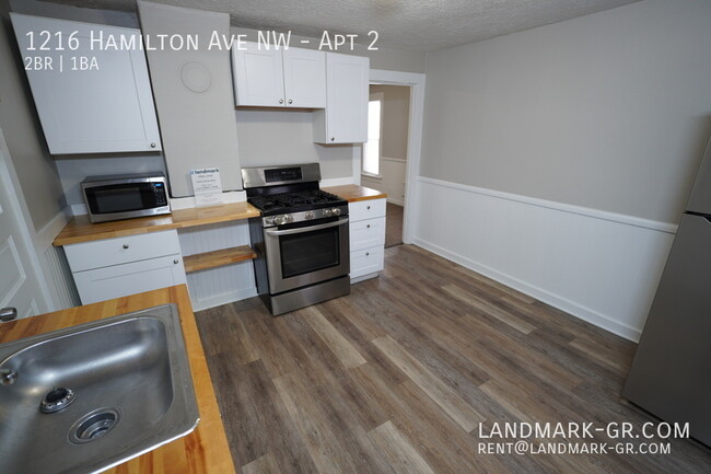 Building Photo - Updated 2 Bed, 1 Bath with Private Storage...