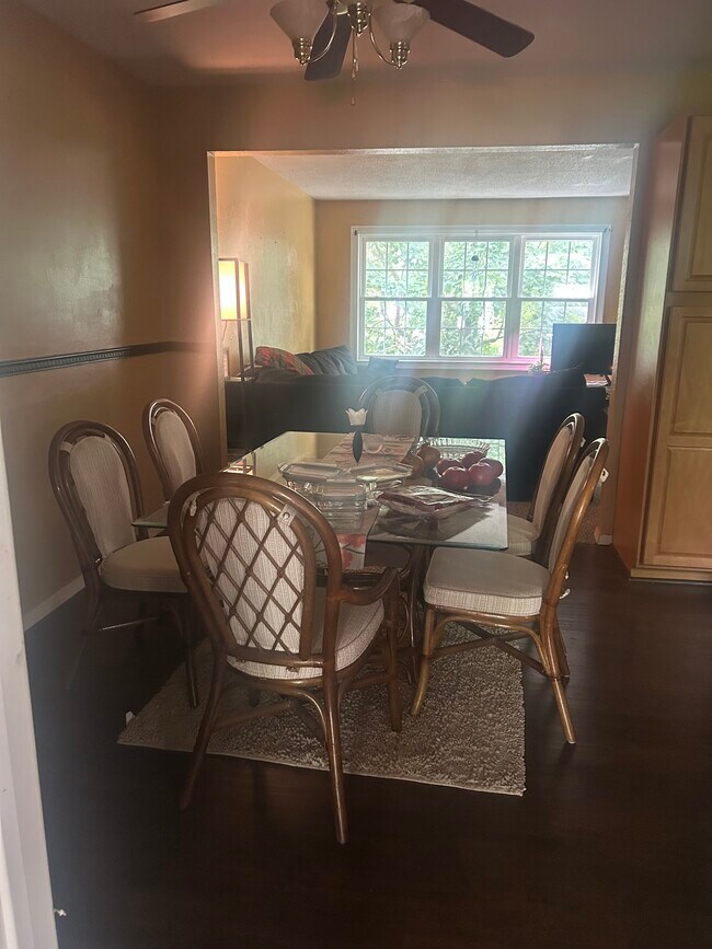 Foto del edificio - 730 Meadow Springs Ct