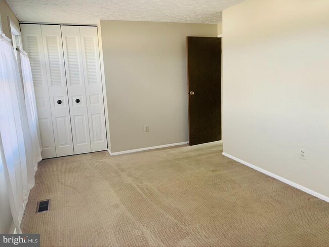 Building Photo - 4 Mountain Laurel Ct