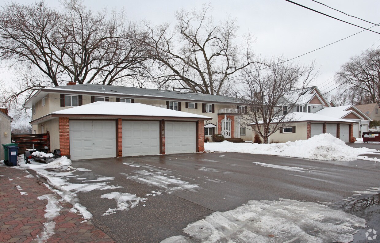 Primary Photo - Lake Shore Apartments