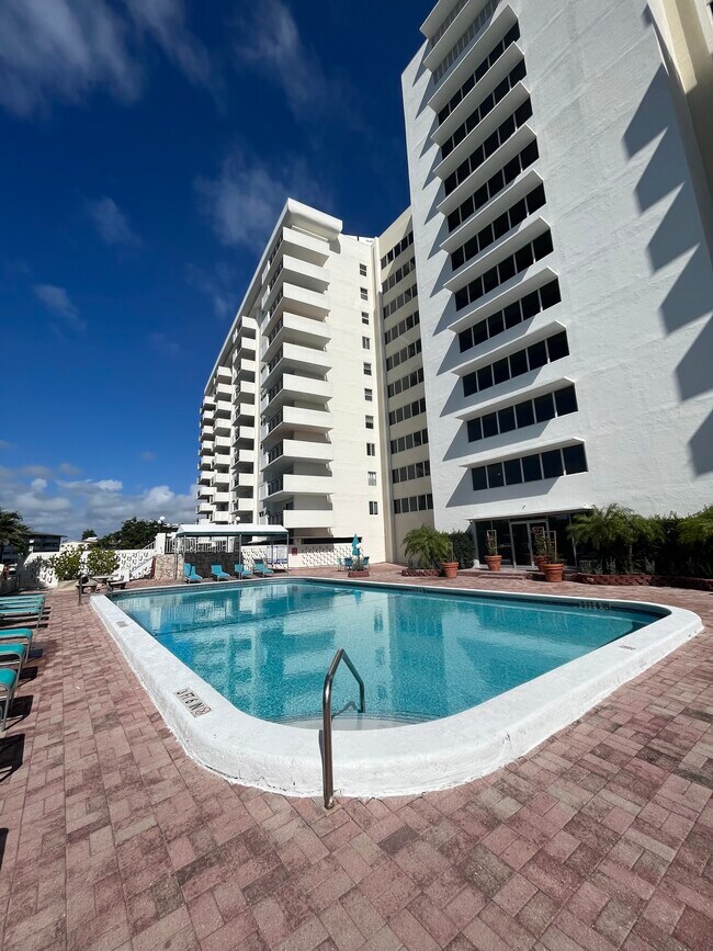 Foto del edificio - 401 Golden Isles Dr