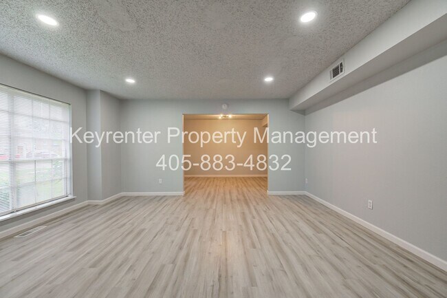 Foto del edificio - REMODELED 2 Bed 2 Bath 1 Mile West from Campus!