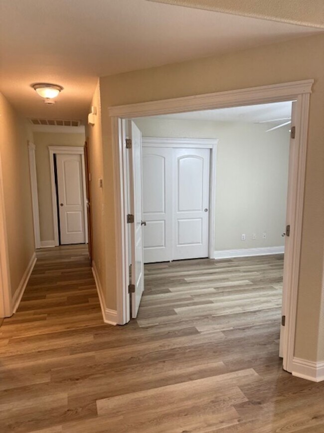 Building Photo - Beautiful South Redding Home