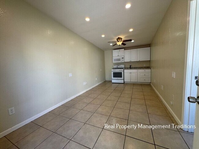 Building Photo - Great deal on a 1 + 1 in Lancaster!