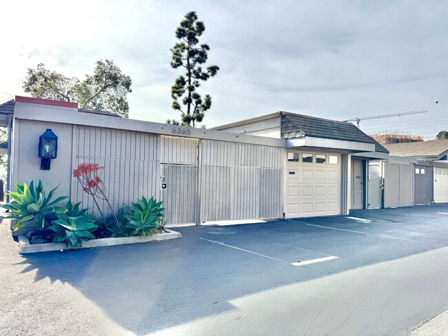 Building Photo - Mid-Century Townhome in Fashion/Mission Valley WEST! 3bd/2ba, garage, laundry, VIEW!