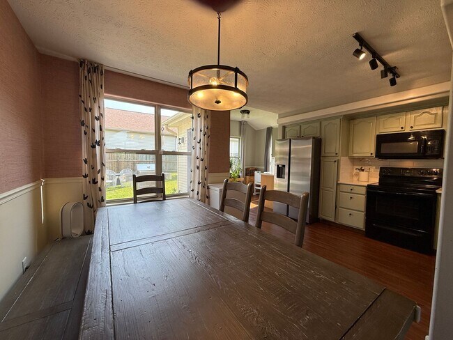 Foto del edificio - Experience Bright Living in This Stunning 4-Bedroom Home!