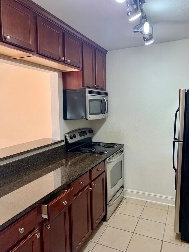 Foto del edificio - Move in ready for fall semester... free rent!