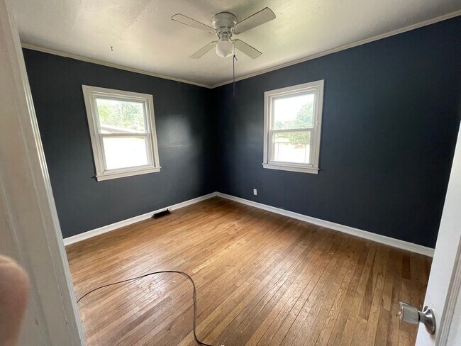 2x main floor bedrooms - 4300 Woodbine Ave
