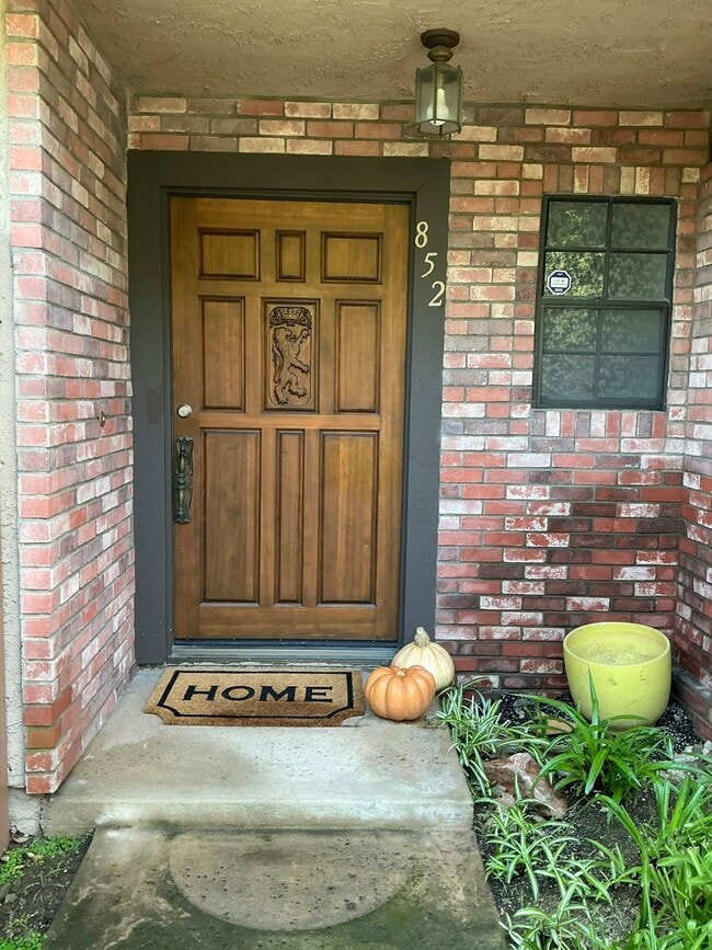 Building Photo - 852 N Monterey St