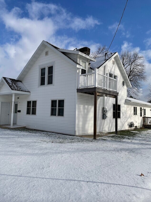 1112 Division St, New London, WI 54961 Townhome Rentals in New London