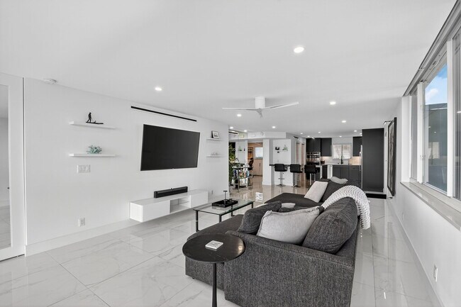 Building Photo - 301 Lake Shore Dr