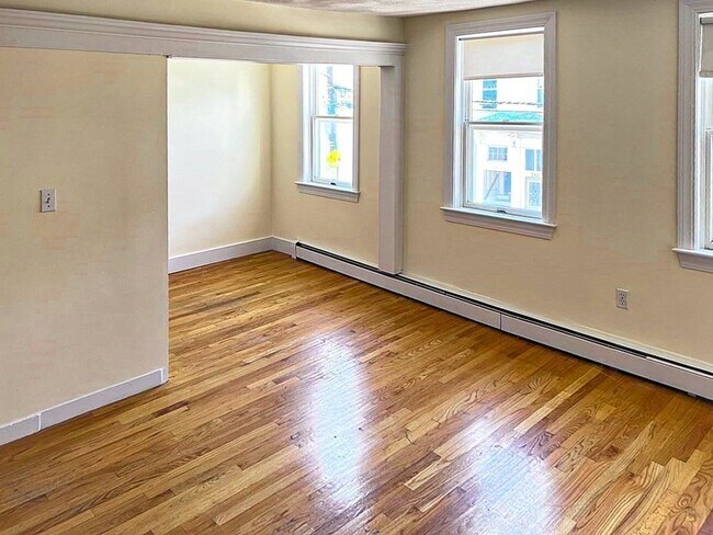 Foto del edificio - 244 Everett St