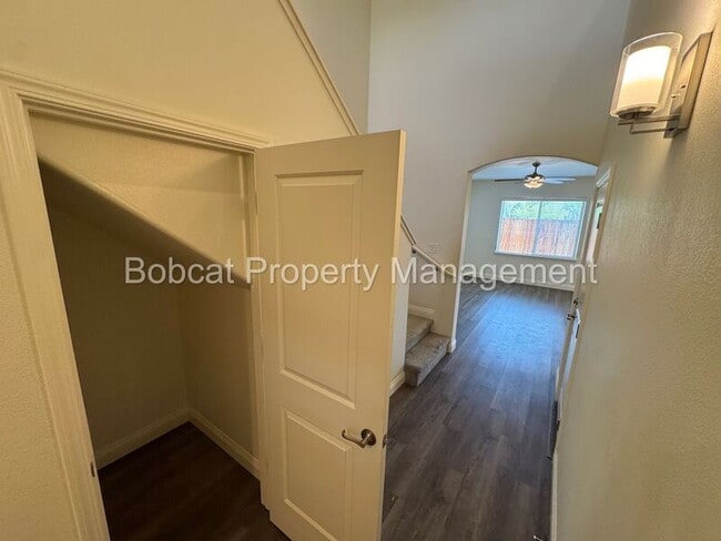 Foto del edificio - 1249 Correlli Ct