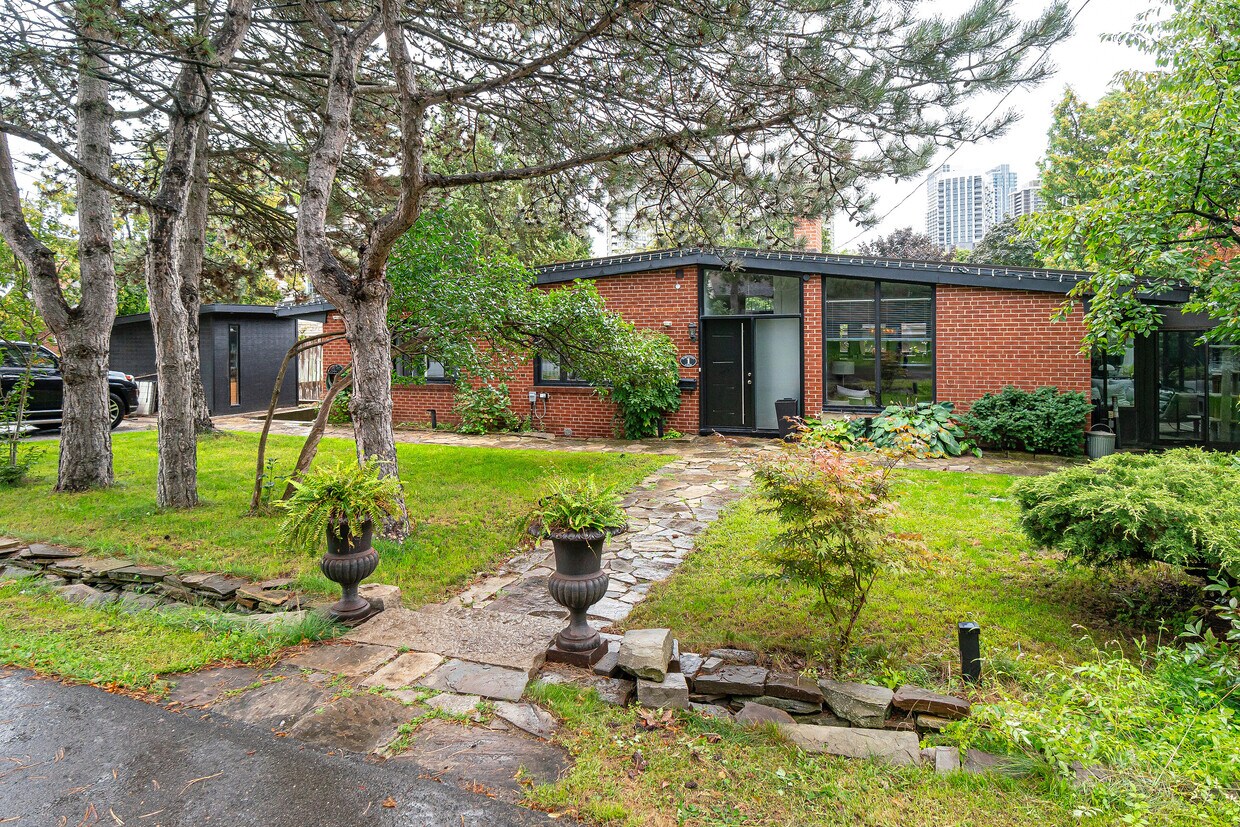 Primary Photo - 1 Babington Ct