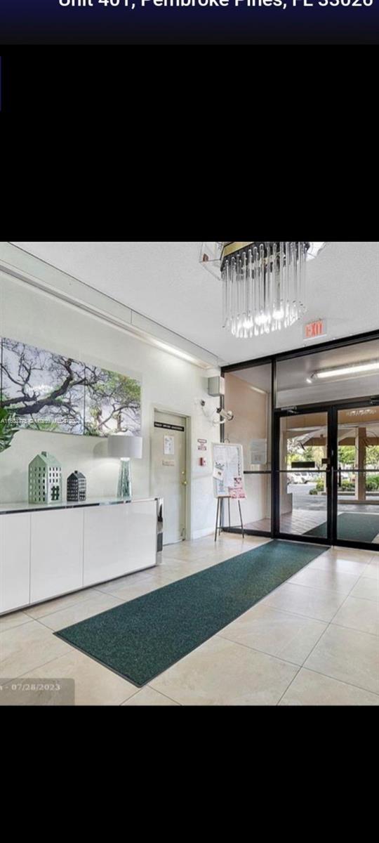 Building Photo - 900 St Charles Pl