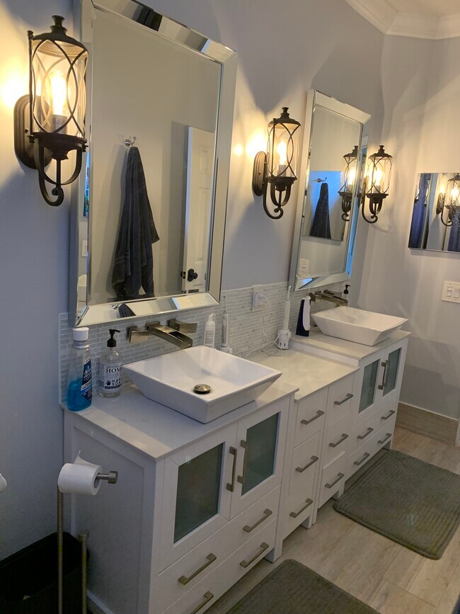 upstairs bathroom - 201 Landings Blvd