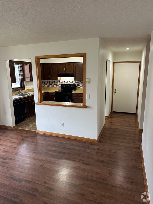 Building Photo - Immaculate Updated 2 Bedroom