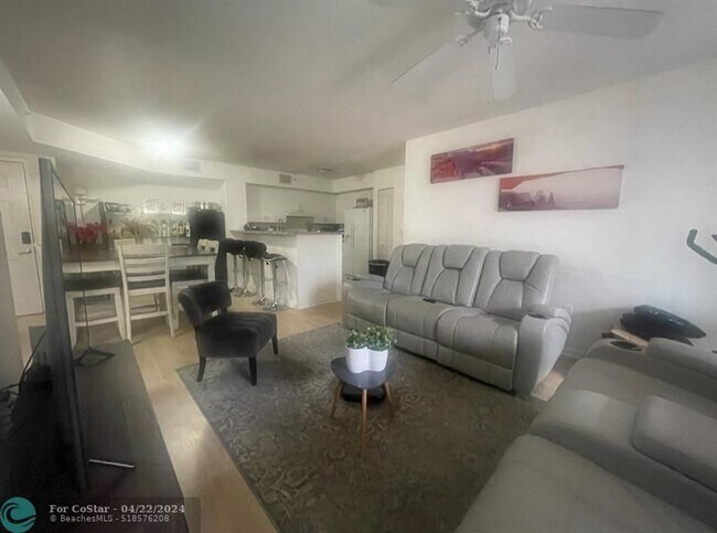 Foto del edificio - 4832 N State Rd 7