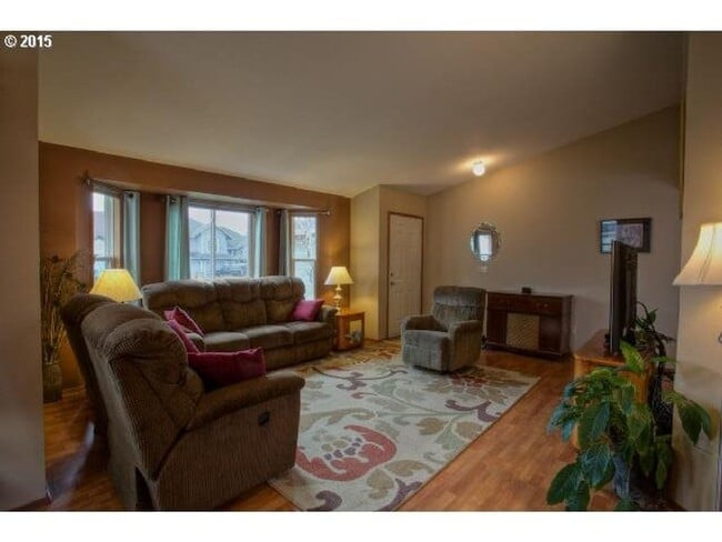 Building Photo - 3 Bedroom Home with Vaulted Living Room Near The Streets of Tanasbourne with Garage & Yard