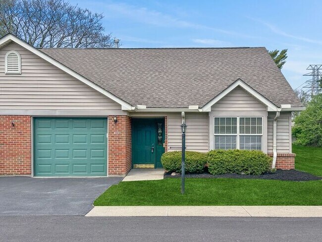 Foto del edificio - Beautiful 2BR 2BA Home w/ Sunroom • Full Kitchen Suite • Attached Garage in Columbus