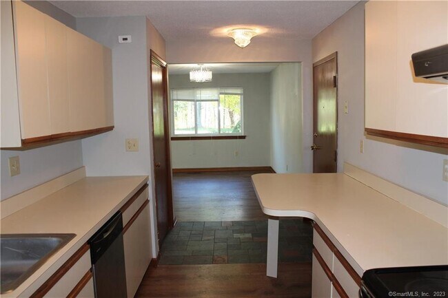 Building Photo - 102 Hilltop Dr