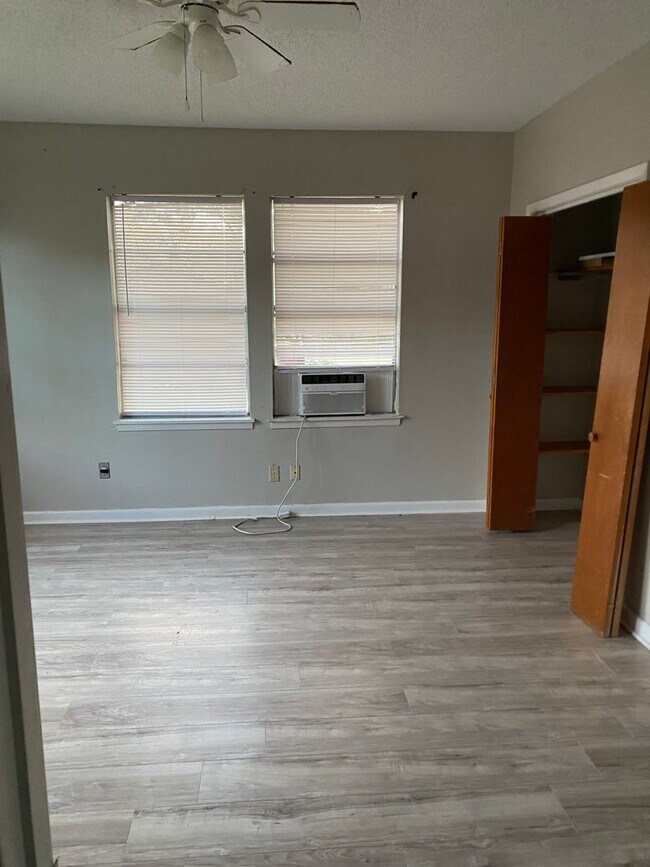 Foto del edificio - First Month Free!!