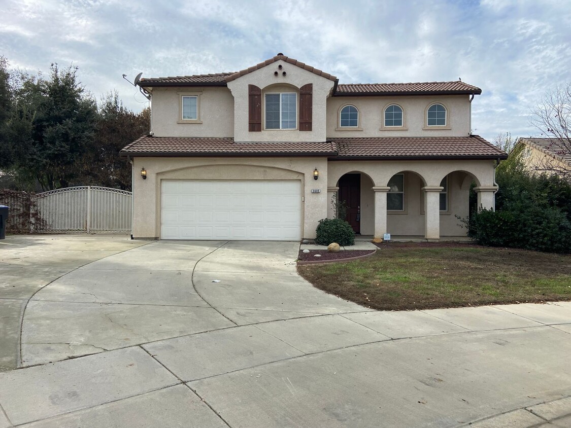 Foto principal - NW Two Story Visalia Home Available Now!