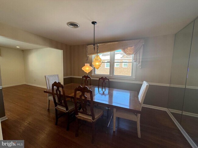 Foto del edificio - 240 Sweetbriar Cir