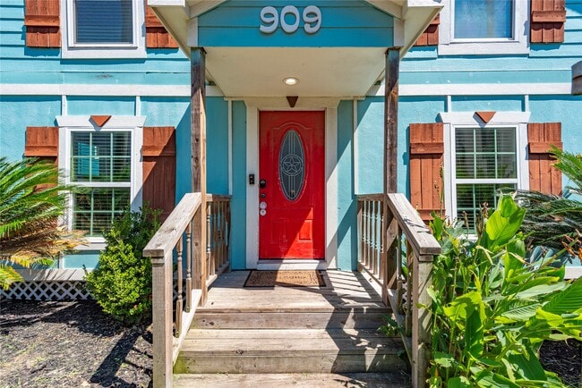 Building Photo - 909 32nd St